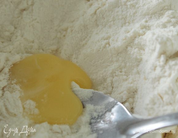Добавить яйцо, муку, щепотку соли.