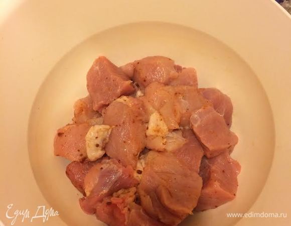 Свинину нарезать, добавить 1 ч. л. сухой аджики, щепотку соли, перемешать и дать постоять 10 минут.