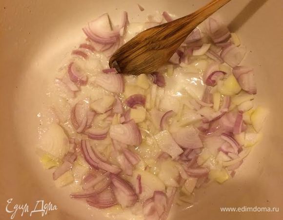 В кастрюле с толстым дном потушить лук с 1 зубчиком чеснока.
