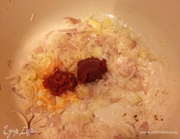 Добавить 1 ч. л. жидкой аджики и томатную пасту, перемешать.