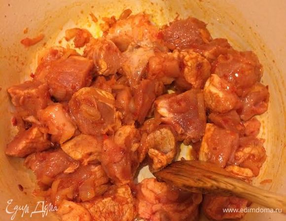 Добавить мясо, тушить 5 минут.