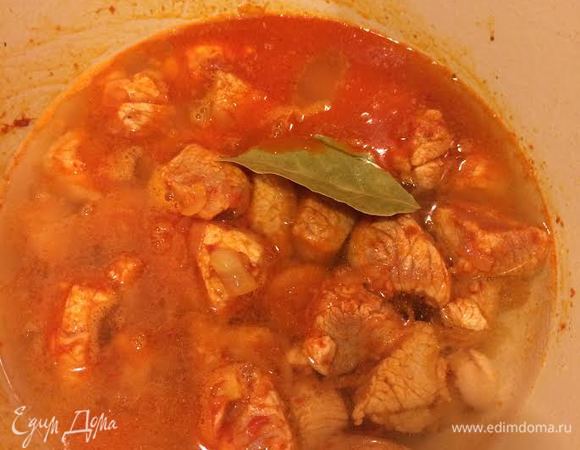 Добавить лавровый лист, залить водой (вода должна покрывать мясо) и варить до готовности.