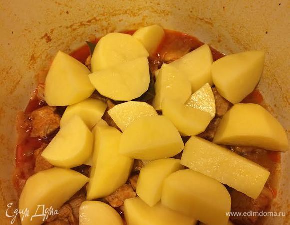 Когда мясо будет почти готово, добавьте к нему картошку.