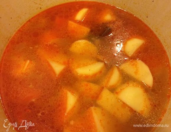 Залейте горячей водой, вода должна покрыть картофель. Варить 10 минут.