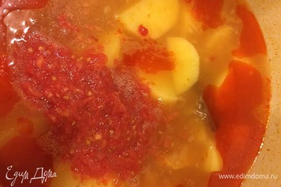 Крупный помидор натереть на терке и добавить в соус, варить 5 минут.