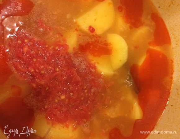 Крупный помидор натереть на терке и добавить в соус, варить 5 минут.