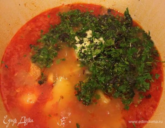 Добавить зелень, чеснок, соль, перец, варить 2 — 3 минуты и снять с огня.