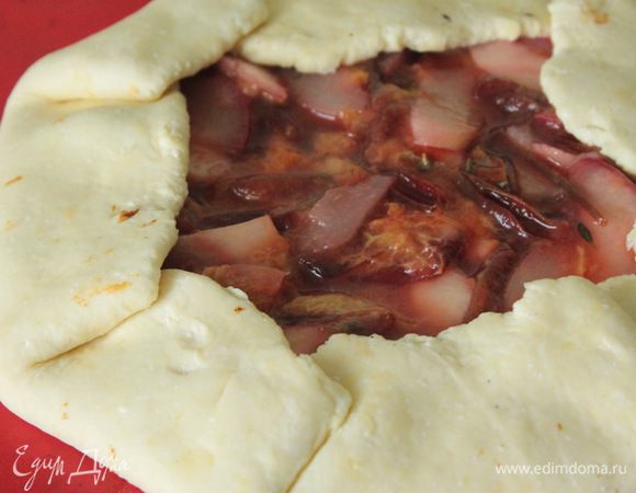 Сливы и нектарины порезать дольками, выложить в сковородку, добавить сахар и тимьян и потушить минут 5 (до мягкости).
Выложить фрукты на тесто, завернуть края и выпекать при 180-200°С 30 минут.