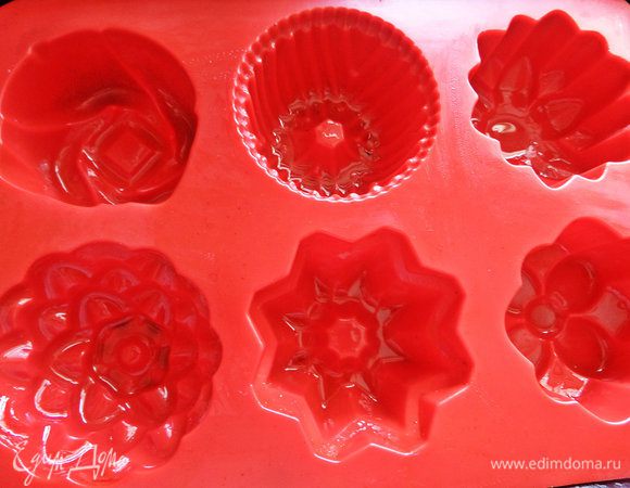 Будем печь в такой силиконовой формочке. Смазать все ячейки маслом.