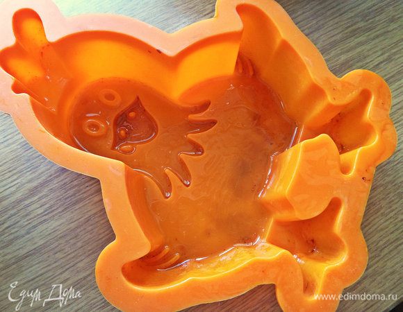 Вторую формочку тоже смазать, так как в ней много мелких деталей.