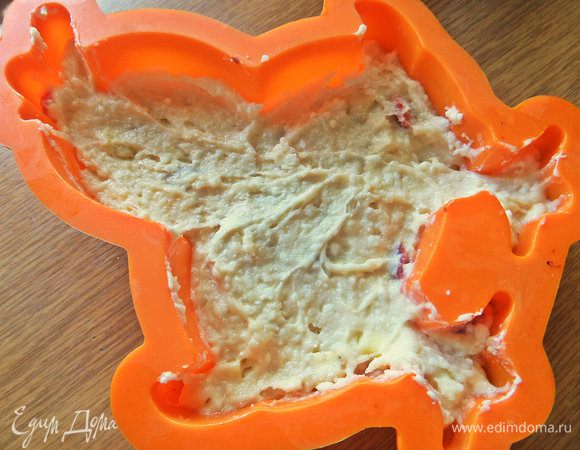 Случайно стерла начало рецепта, но все просто: яйца смешать с сахаром и ванилью, добавить пачку творога, растопить масло или маргарин, влить теплым. 