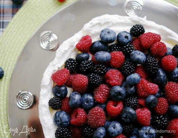 Выложите крем в углубление в нашем «вулкане», сверху украсьте свежими ягодами. В данном случае кислинка ежевики, малины и голубики скрасила приторную сладость десерта.

Приятного аппетита! 