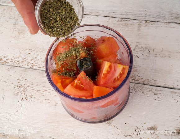 Режем на небольшие кусочки и складываем их в блендер, туда же добавляем 2 ч. л. тимьяна и 2 ст. л. оливкового масла. Все взбиваем в кашицу. Соус готов.