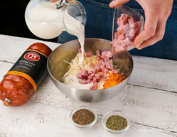 Образовавшийся на дне крахмал подмешать в картофельную массу. Добавить яйца, молоко, муку, перемешать.
