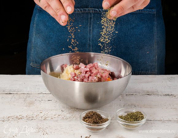 Добавить майоран, тмин, чеснок, морковь и колбасу. Посолить и поперчить.