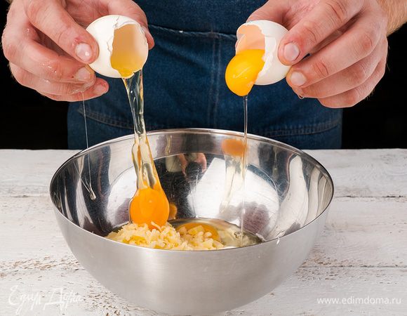 Овощи и лук обжарить на растительном масле, колбасу нарезать кружочками. Яйца смешать со сметаной и сыром.
