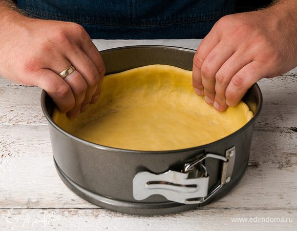 Тесто раскатать, выложить в форму сделав высокие бортики, наколоть вилкой, выпекать 10 мин. 