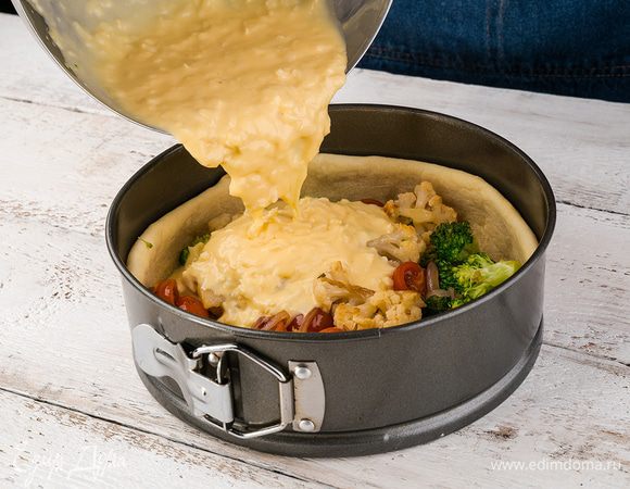 Затем форму достать, выложить овощи, колбасу и залить яйцами со сметаной, положить вяленые помидоры. Выпекать 30 — 40 мин. 