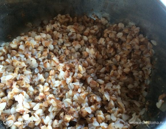 В подсоленной воде отвариваем гречку в соответствии с инструкцией.