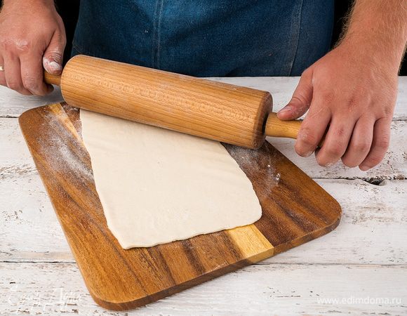 Слоеное тесто разделить на квадратики 10 х 10 см.