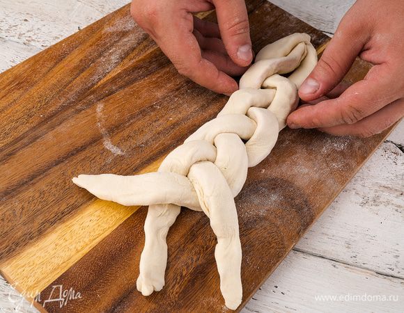 Левую и правую сторону надрезать произвольно наискосок и над колбасой заплести «косичку». 