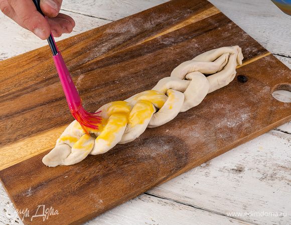 Смазать яйцом. Выпекать при 170 — 180°С 15 — 20 мин. Достать из противня, накрыть слойки бумажной салфеткой и полотенцем. Минут через 10 — 15 все готово.