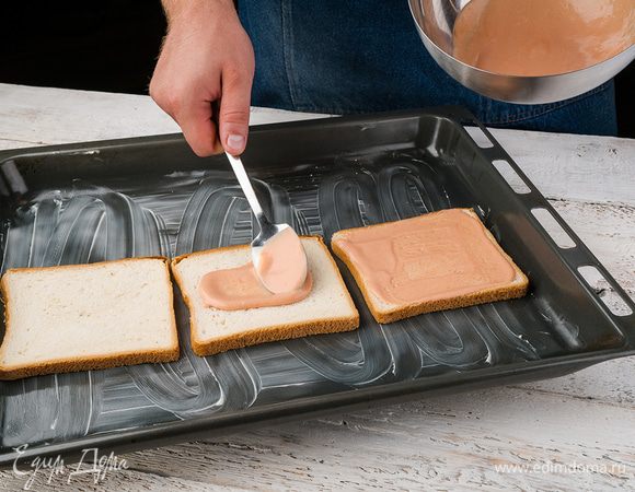 Майонез и кетчуп смешать. Ломтики хлеба смазать получившимся соусом. 