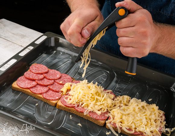 Бутерброды поставить в духовку запекаться при температуре 200°С на 5 — 7 минут.