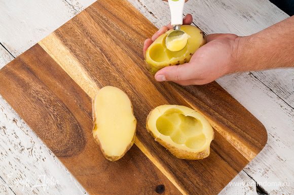 Очистить картофель, каждый клубень разрезать напополам и приварить до полуготовности. Вырезать изнутри (сделать лодочку).
