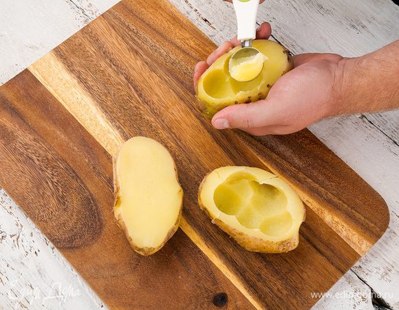 Очистить картофель, каждый клубень разрезать напополам и приварить до полуготовности. Вырезать изнутри (сделать лодочку). 