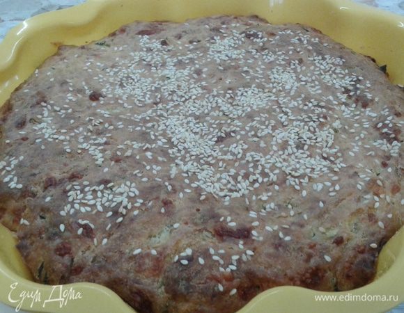 Берем кабачок средних размеров. Если кабачок с жесткой кожурой, то очищаем от кожуры. Натираем кабачок на крупной терке. Слегка отжимаем. 
