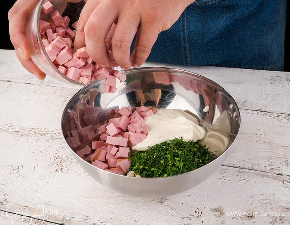 Колбасу, цветную капусту, зелень и сметану перемешать. 