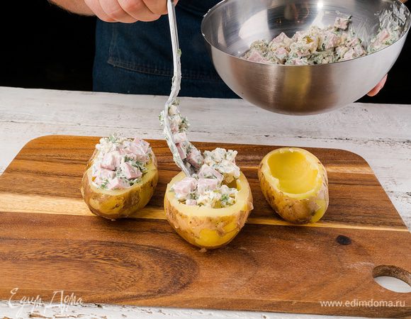 Выложить формочки из картофеля на смазанный маслом противень. Выпекать при температуре 180°С до готовности картофеля. 