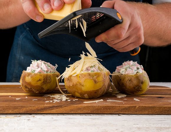 За 5 минут до готовности посыпать сыром.