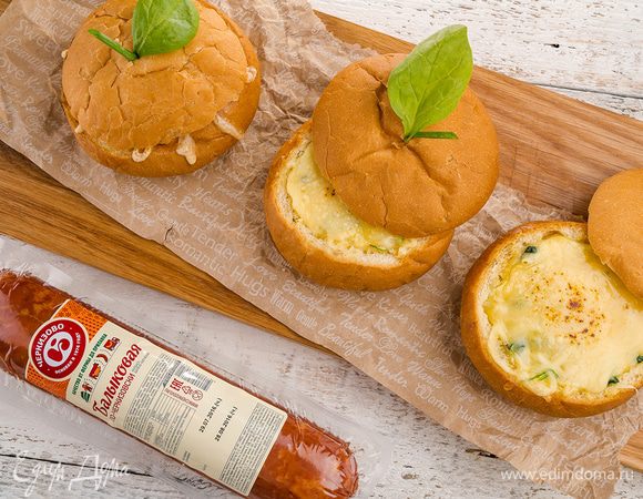 Запекать в заранее разогретой до 180°С духовке около 20 — 30 минут. Подавать горячими.