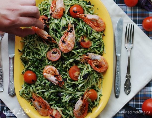 Выложите пасту в блюдо, добавьте нарезанные на четвертинки помидоры черри, нарезанные креветки и посыпьте все мелко порубленными листиками свежего базилика, посолите. Я брала фиолетовый базилик, чтобы добавить больше красок =) Приятного аппетита!