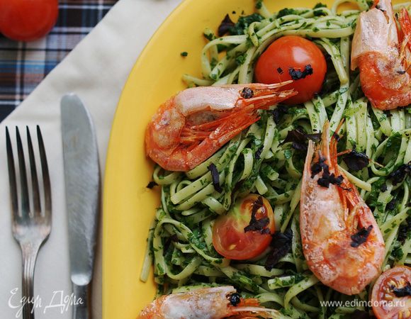 Для фото я креветки не чистила, чтобы получилось более эффектная картинка. Но, конечно, потом я все же их «раздела», нарезала и уже нормально добавила в пасту =)