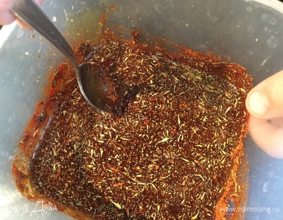 Смешайте специи, соевый соус и мед.