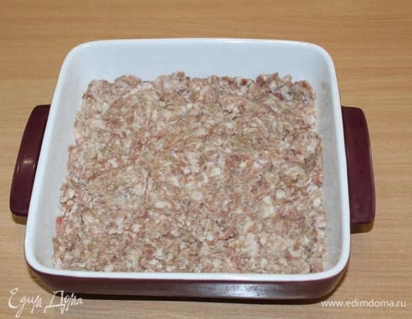 Выложите готовый фарш в форму для запекания.