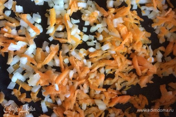 На сковороде с небольшим добавлением растительного масла обжариваем лук, морковь и грибы. Приправляем солью, перцем и итальянскими травами.