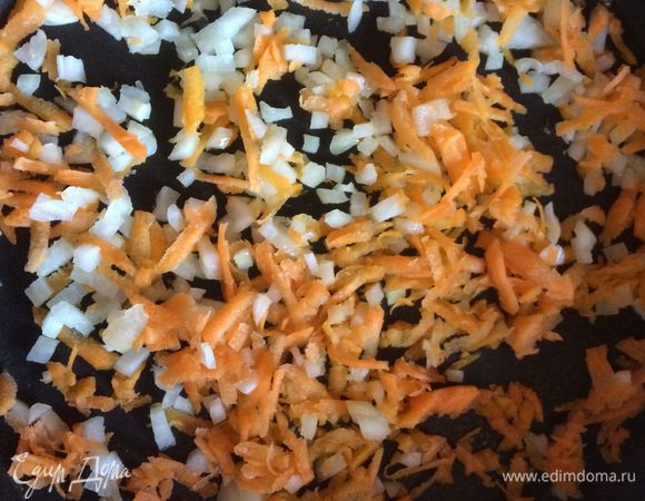 На сковороде с небольшим добавлением растительного масла обжариваем лук, морковь и грибы. Приправляем солью, перцем и итальянскими травами.