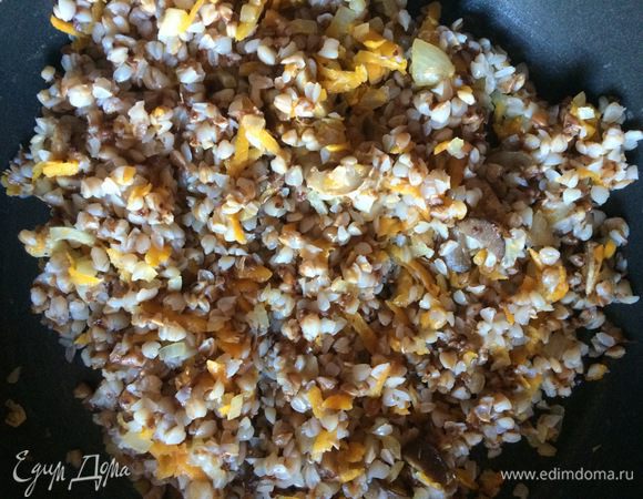 Смешиваем готовую гречневую кашу с зажаркой.