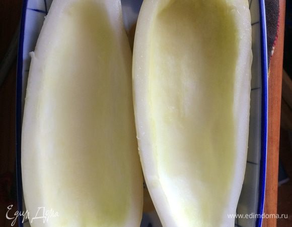 Кабачок моем, разрезаем пополам, с помощью ложки вычищаем семечки.