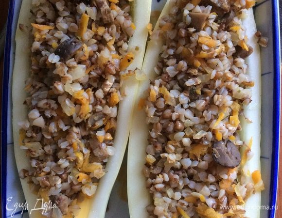 Сверху кладем начинку и тонкие ломтики помидора. Наливаем на дно формы немного воды (0,5 см) и ставим ее в заранее разогретую до 180°С духовку на 30 — 40 минут.