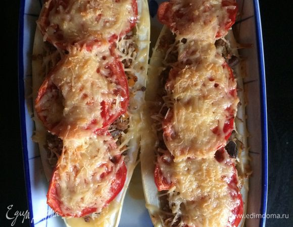 За 15 минут до готовности посыпаем кабачки сверху тертым сыром и снова убираем в духовой шкаф.