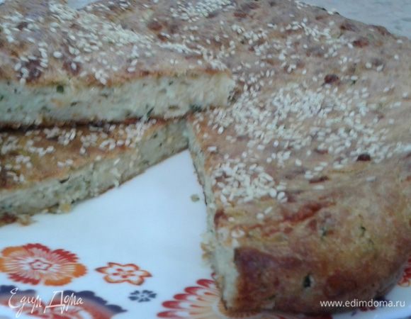 Смешиваем две массы. Смазываем форму для выпекания сливочным маслом. Выкладываем массу в форму. Можно посыпать сверху кунжутом. Ставим в разогретый до 170°С духовой шкаф на 45 — 50 минут. Выпекаем до золотистой корочки.
Приятного аппетита!