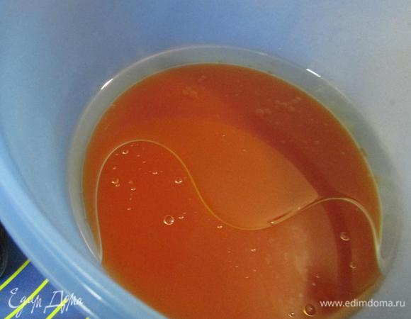 Томатный сок перелить в миску. Добавить растительное масло.