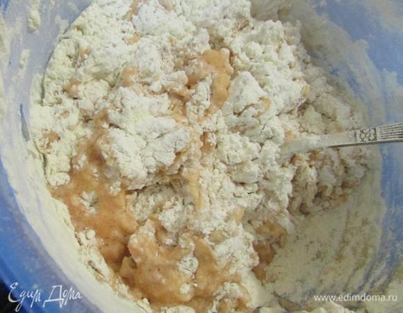 Всыпать просеянную муку и замесить тесто.