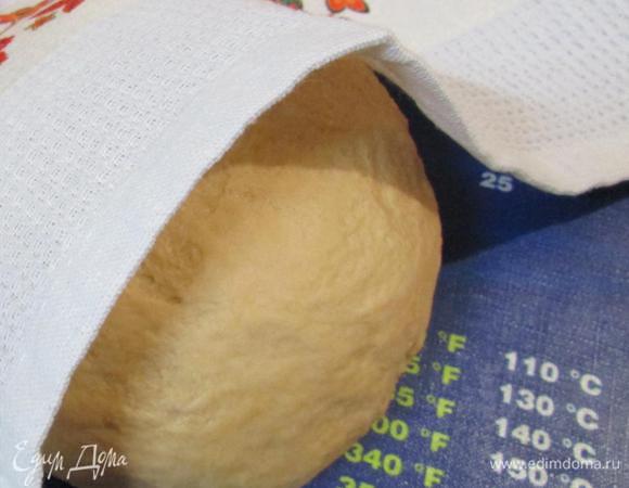 Тесто выложить на рабочую поверхность. Накрыть салфеткой. И дать отдохнуть 30 минут.