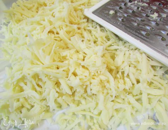 Сыр натереть на крупной терке.